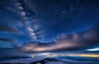 【画像素材】雲の隙間から差し込む星明かり