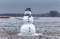 【画像素材】雪だるまに大量のみぞれが降りかかる