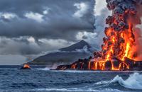 【画像素材】溶岩が海に流れ込み、爆発的な音と蒸気を上げる