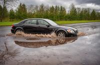 【画像素材】車が水たまりに突っ込む