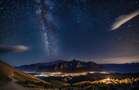 【画像素材】星空の下にそびえる山