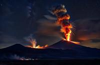 【画像素材】夜空に浮かぶ火山灰の噴煙