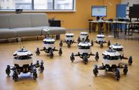 【画像素材】協調的なロボット群が新しい行動パターンを学習する