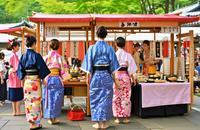 【画像素材】夏祭りで浴衣を着た人々