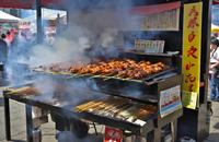 【画像素材】屋台から立ち上る焼き鳥の煙