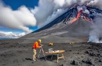 【画像素材】火山を研究する地質学者