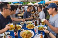 【画像素材】焼きそばとビールを一緒に楽しむ人々