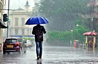 【画像素材】豪雨の中を通り抜ける人