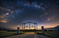 【画像素材】夜空に輝く星と天国の門