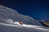 【画像素材】夜間雪山を滑走するスキーヤー