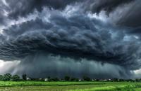 【画像素材】暗雲と土砂降りの大雨