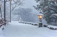 【画像素材】大雪の中で路を照らす、雪見あんどん