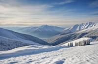 【画像素材】雪化粧した山々が遠くに連なる静けさ