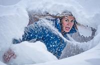 【画像素材】吹雪の中、必死に進む女性