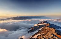 【画像素材】雲海の上にそびえる山々