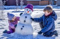 【画像素材】霜が降りた雪だるまが、子どもたちと戯れている