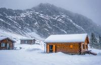 【画像素材】猛烈な吹雪の中にある山小屋