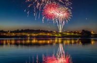 【画像素材】水面に映る花火の幻想的な光景