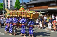 【画像素材】担ぎ手が華やかな浴衣を着てお神輿を担ぐ