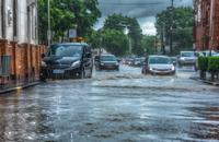 【画像素材】道路を水浸しにする激しい豪雨