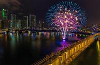 【画像素材】橋の上に立って眺める花火大会