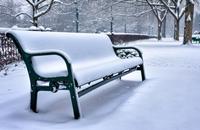 【画像素材】雪が積もった公園のベンチ