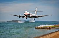 【画像素材】海の上で離着陸する飛行機