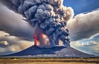 【画像素材】マグマの噴出物でできた高くそびえる火山灰の雲