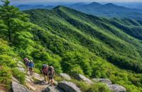 【画像素材】アパラチアン山脈の尾根を走るハイカー