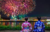 【画像素材】浴衣姿で花火を見上げるカップル