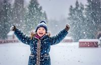 【画像素材】吹き荒れる雪の中で踊る子供