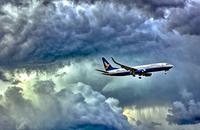 【画像素材】嵐の雲の中を進む飛行機