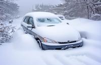 【画像素材】吹雪の中、雪に埋もれた車