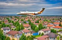 【画像素材】住宅街の上を飛行する飛行機