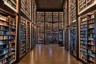 【画像素材】図書館の隅にある、高くそびえるLEDライト付きの本棚