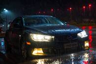 【画像素材】小雨に濡れた車のヘッドライト