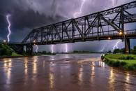 【画像素材】豪雨で濡れる鉄骨橋