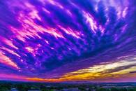 【画像素材】夏至の夕日、空に広がる紫色の雲