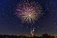 【画像素材】花火の残骸が夜空に舞う