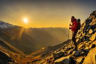 【画像素材】夕日に照らされる登山家