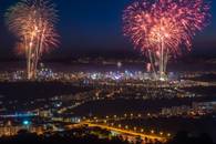 【画像素材】丘の上から眺める花火の残光と夜景