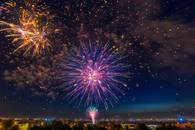 【画像素材】打ち上げられた花火が夜空に散らばる