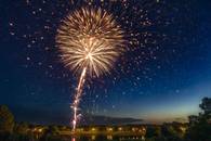 【画像素材】花火が炸裂する瞬間に夜空に広がる光の波