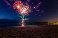 【画像素材】花火の光で照らされる浜辺