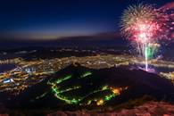 【画像素材】山の上から打ち上げられる花火