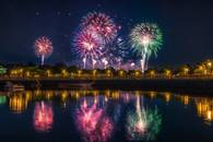 【画像素材】水面に映る花火が水面と夜空を繋ぐ