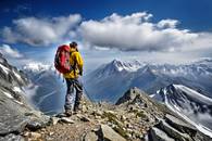 【画像素材】頂上に立つ登山家