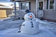 【画像素材】霜が降りた雪だるまが、家の中で溶けかかっている