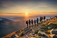 【画像素材】山頂から日の出を眺める登山家グループ