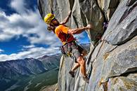 【画像素材】岩肌を登る登山家